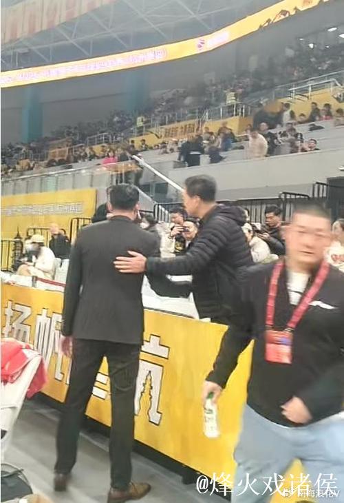 揭幕战温馨一幕！李春江受邀观看广厦总冠军颁奖仪式，受到热烈欢迎